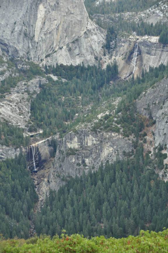 A Nevada e a Vernon Falls, muitas milhas à frente, vistas do Glacier Point, no Yosemite National Park, na Califórnia, nos Estados Unidos